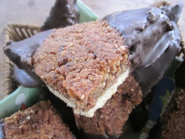 Rezept: Nußecken mit Marzipan Bild Nr. 2 Nußecken mit Marzipan - Rezept - Bild Nr. 2