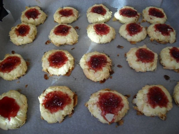 Rezept: Mandel-Marmelade-Plätzchen Bild Nr. 9 Mandel-Marmelade-Plätzchen - Rezept - Bild Nr. 9
