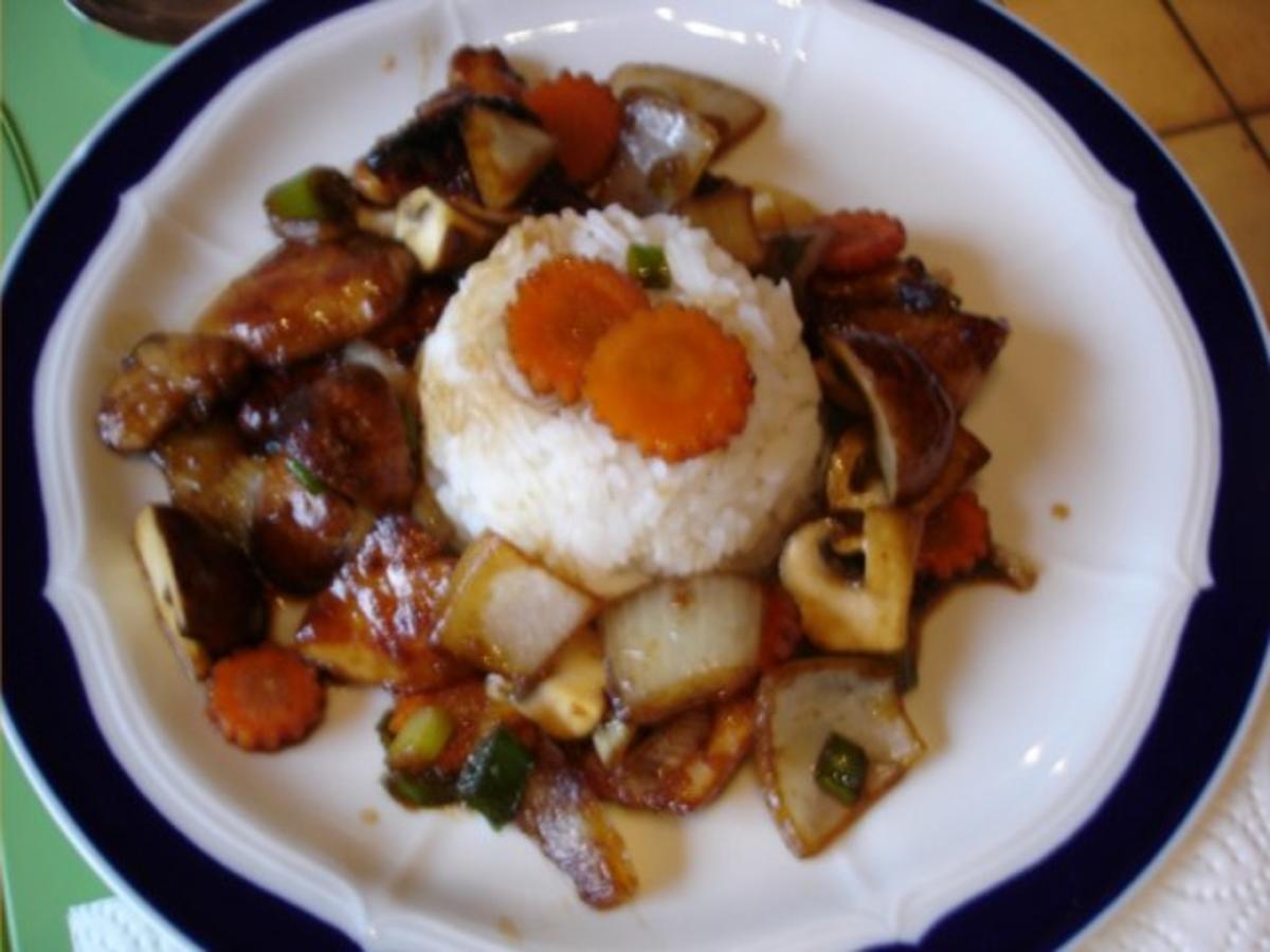 Pikante asiatische Hähnchennuggets mit knackigem Gemüse und Reis - Rezept