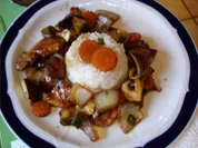 Pikante asiatische Hähnchennuggets mit knackigem Gemüse und Reis - Rezept