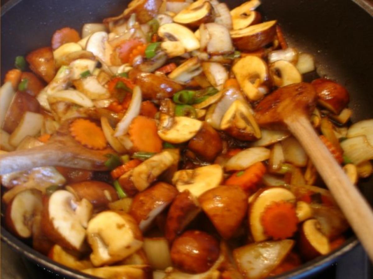 Pikante asiatische Hähnchennuggets mit knackigem Gemüse und Reis ...