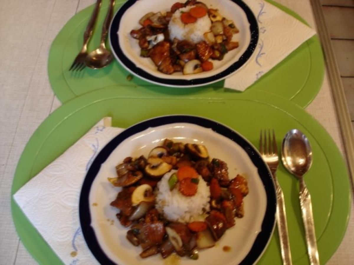Pikante asiatische Hähnchennuggets mit knackigem Gemüse und Reis ...