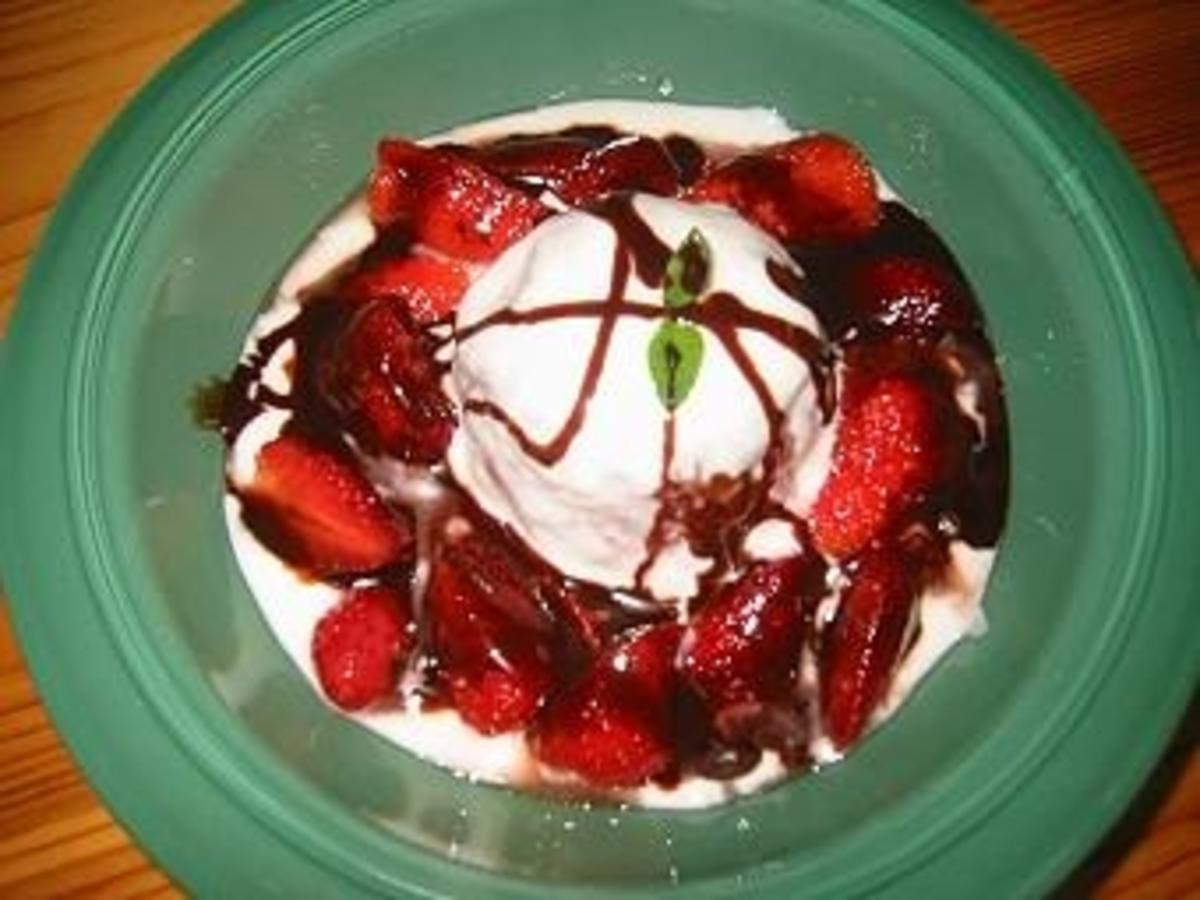 Honigparfait mit Erdbeeren - schnell - 150 kcal/100g
