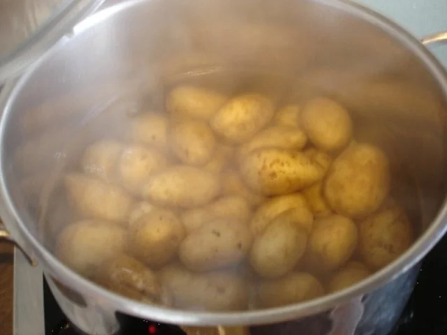 Rezept: Matjesstipp mit Pellkartoffeln und Blattsalat Bild Nr. 3 Matjesstipp mit Pellkartoffeln und Blattsalat - Rezept - Bild Nr. 3