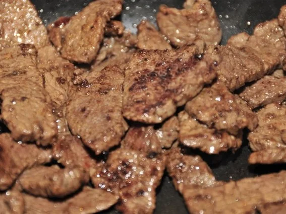 Adventskalender 11. Tag: Rinderhuftstreifen mit Steinpilznudeln und feinem Sößle - Rezept - Bild Nr. 4