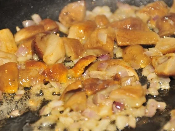 Adventskalender 11. Tag: Rinderhuftstreifen mit Steinpilznudeln und feinem Sößle - Rezept - Bild Nr. 5