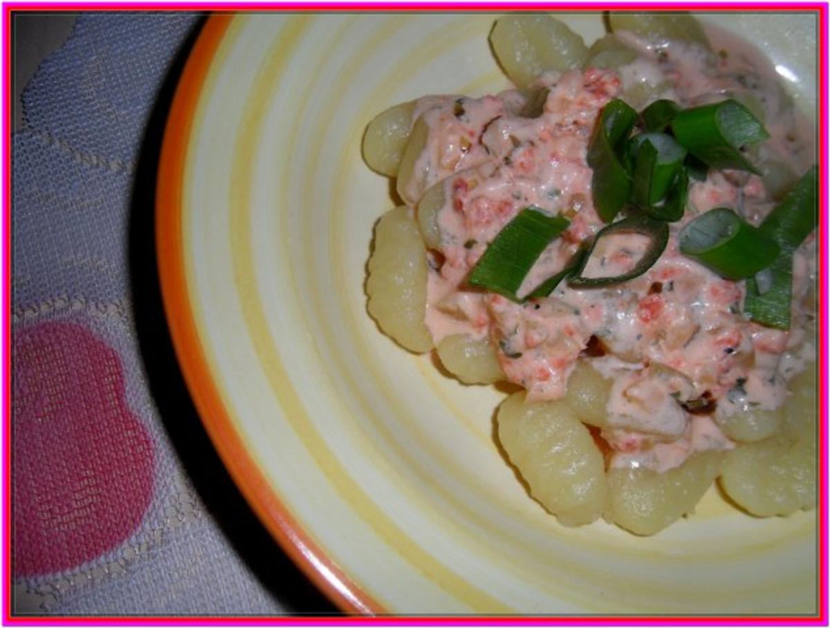 Gnocchi con salmone e panna; affilato - Rezept