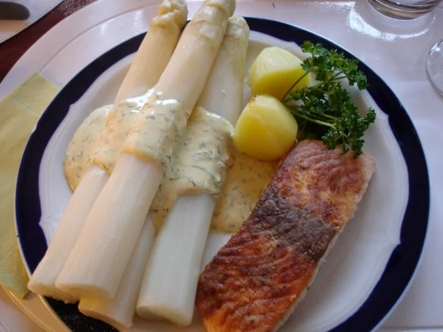 Rezept: Lachs mit Spargel und Kartoffeln Lachs mit Spargel und Kartoffeln - Rezept