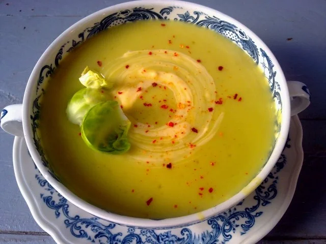 Rosenkohlsüppchen mit Knoblauchnote - Rezept