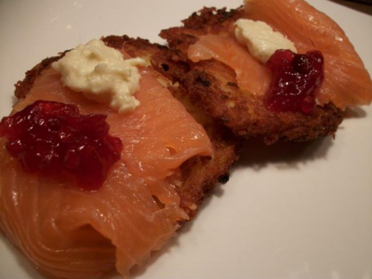 Reibekuchen mal anders Mit Lachs, Wildpreiselbeeren und Sahne ...