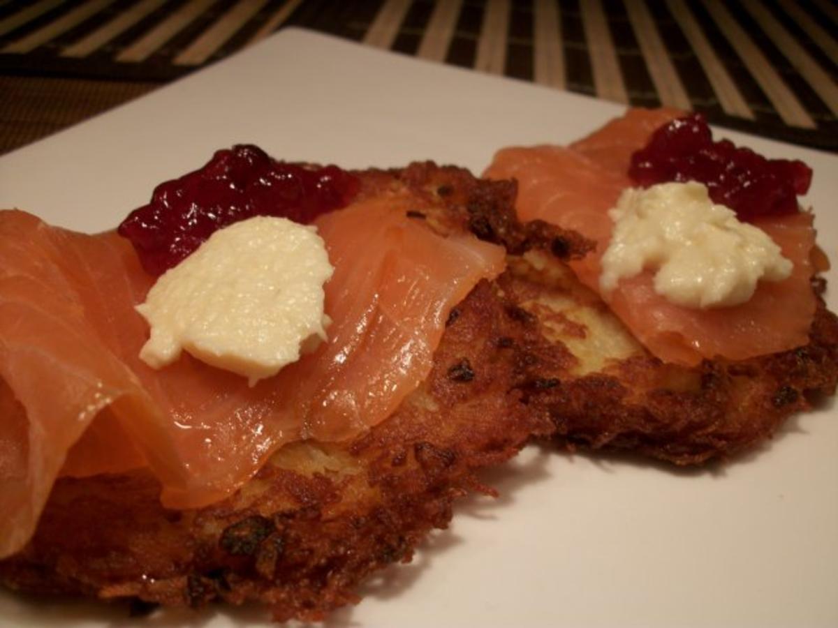 Reibekuchen mal anders...... Mit Lachs, Wildpreiselbeeren und Sahne ...