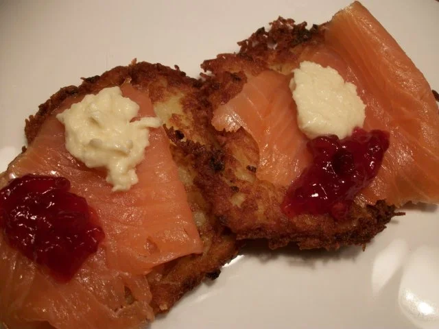 Rezept: Reibekuchen mal anders...... Mit Lachs, Wildpreiselbeeren und Sahne-Meerrettich...... Bild Nr. 3 Reibekuchen mal anders...... Mit Lachs, Wildpreiselbeeren und Sahne-Meerrettich...... - Rezept - Bild Nr. 3