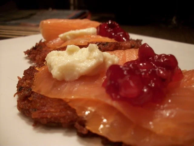 Rezept: Reibekuchen mal anders...... Mit Lachs, Wildpreiselbeeren und Sahne-Meerrettich...... Bild Nr. 4 Reibekuchen mal anders...... Mit Lachs, Wildpreiselbeeren und Sahne-Meerrettich...... - Rezept - Bild Nr. 4