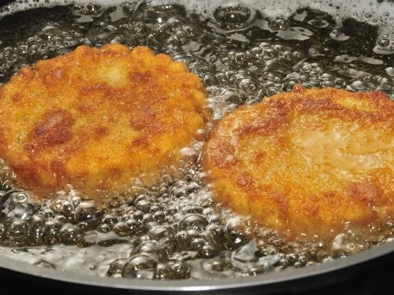 Adventskalender 16. Tag: frittiere Käsknöpfle (Käsespätzle) Taler - Rezept - Bild Nr. 11