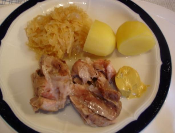 Eisbein mit Sauerkraut und Salzkartoffeln - Rezept - kochbar.de