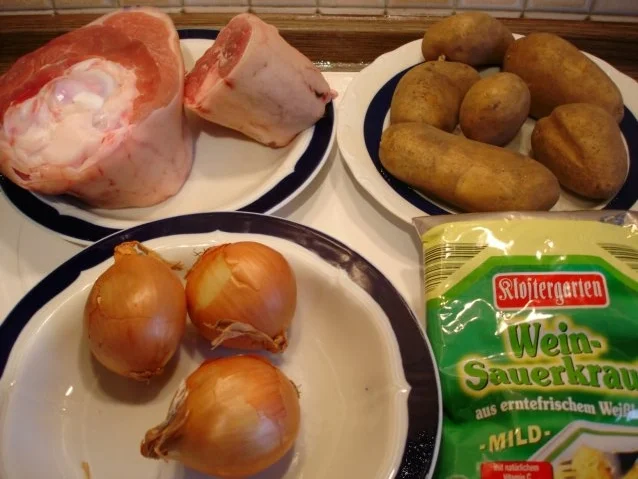 Eisbein mit Sauerkraut und Salzkartoffeln - Rezept - Bild Nr. 2