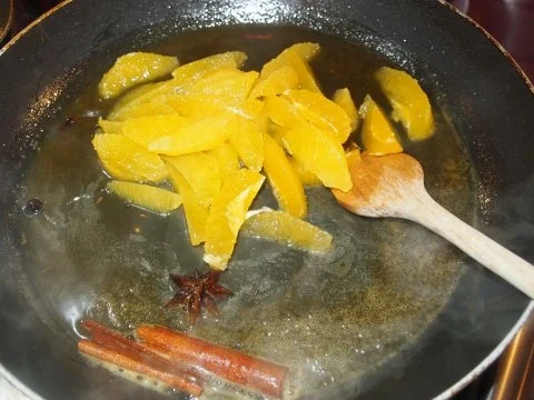 Haselnuss-Nougat-Soufflé mit Gewürzorangen und Vanillesabayone - Rezept - Bild Nr. 3