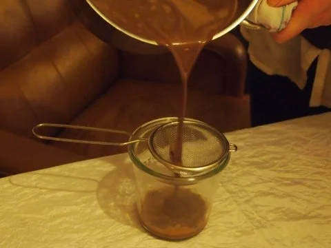 Haselnuss-Nougat-Soufflé mit Gewürzorangen und Vanillesabayone - Rezept - Bild Nr. 4