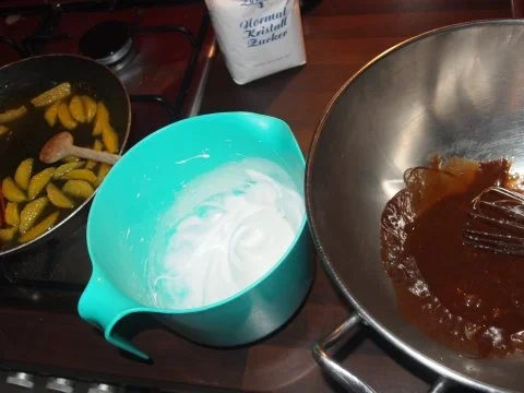 Haselnuss-Nougat-Soufflé mit Gewürzorangen und Vanillesabayone - Rezept - Bild Nr. 7