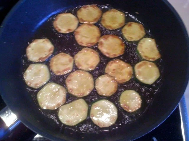 Leo´s Zucchini-Knoblauch-Pizza - Rezept - Bild Nr. 4