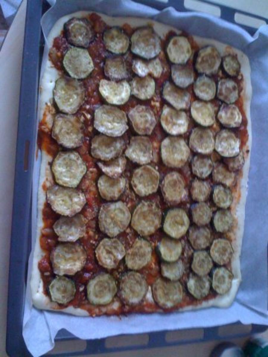 Leo´s Zucchini-Knoblauch-Pizza - Rezept - Bild Nr. 6