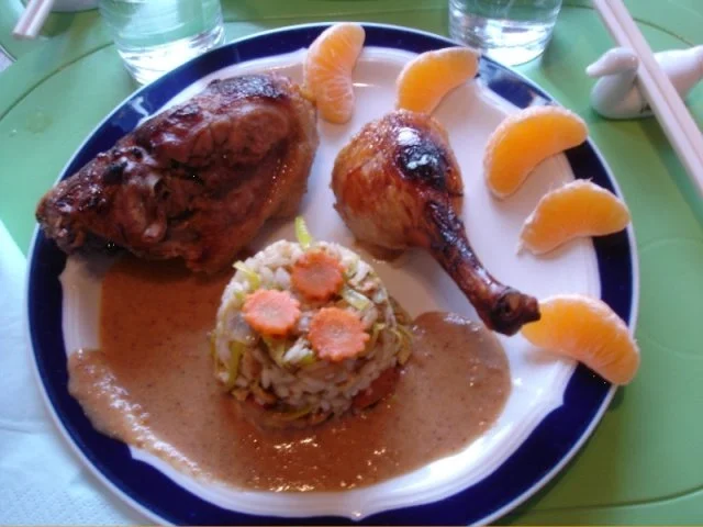 Rezept: Pekingente mit Erdnusssauce und Gemüsereis mit Möhrenblüten Pekingente mit Erdnusssauce und Gemüsereis mit Möhrenblüten - Rezept