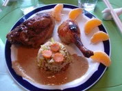 Pekingente mit Erdnusssauce und Gemüsereis mit Möhrenblüten - Rezept