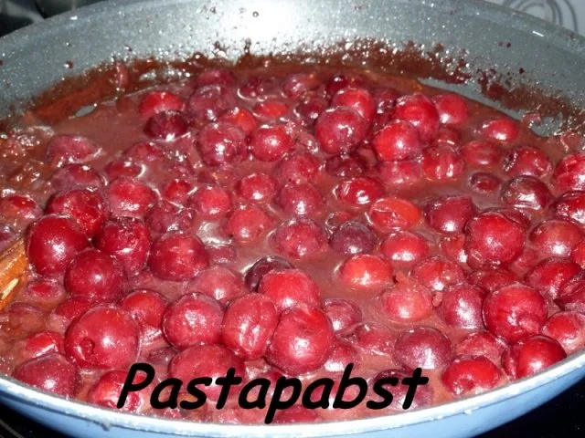 Entenkeulen mit Kirschsauce und Selleriepüree - Rezept - Bild Nr. 3