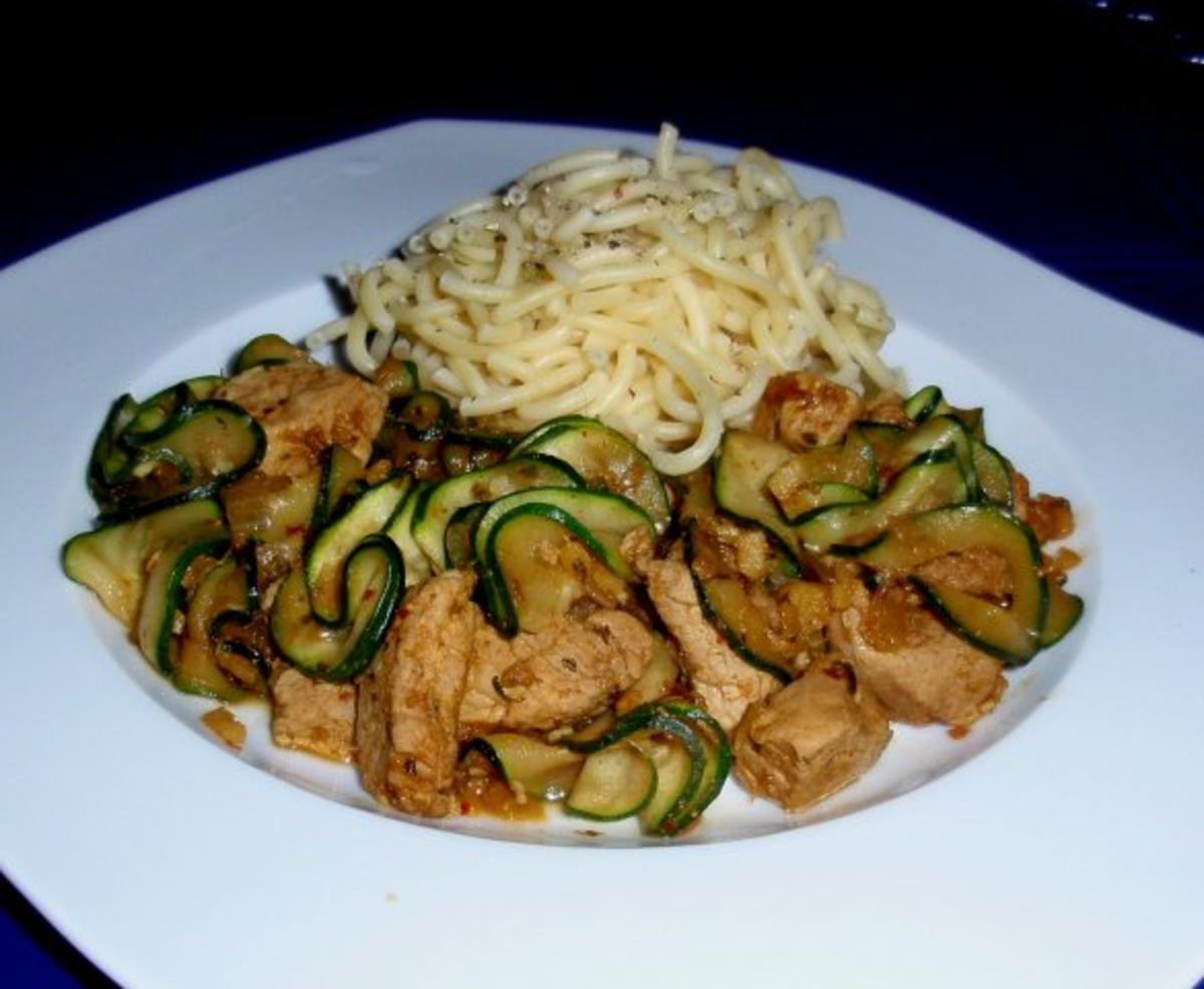 Filet-Zucchini-Gulasch mit Gabelspaghetti - Rezept - kochbar.de