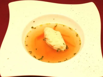 Rezept: Rinderbrühe mit Gemüsejulienne und Grießnockerln Rinderbrühe mit Gemüsejulienne und Grießnockerln - Rezept