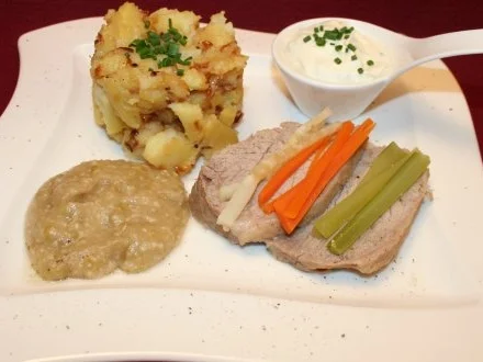 Österreichischer Tafelspitz an Schnittlauchsoße, dazu Erdapfelschmarrn mit Apfelkren - Rezept