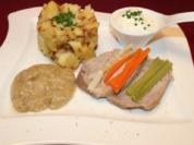 Österreichischer Tafelspitz an Schnittlauchsoße, dazu Erdapfelschmarrn mit Apfelkren - Rezept