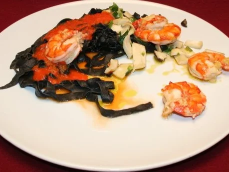 Schwarze Tagliolini mit Paprikaschaumsoße und gebratenen Kräutersaitlingen - Rezept