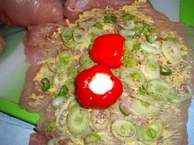 Rezept: Fleisch: Schnitzel-Rouladen mit Kirschpaprikafüllung Bild Nr. 2 Fleisch: Schnitzel-Rouladen mit Kirschpaprikafüllung - Rezept - Bild Nr. 2