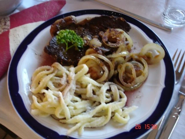 Zwiebelrostbraten mit Senfkruste - Rezept