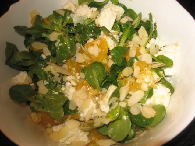 Feldsalat mit Orangenfilets und Schafskäse - Rezept