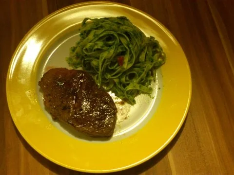 Tagliatelle mit Petersilienpesto zu Steaks vom Jungbullen - Rezept