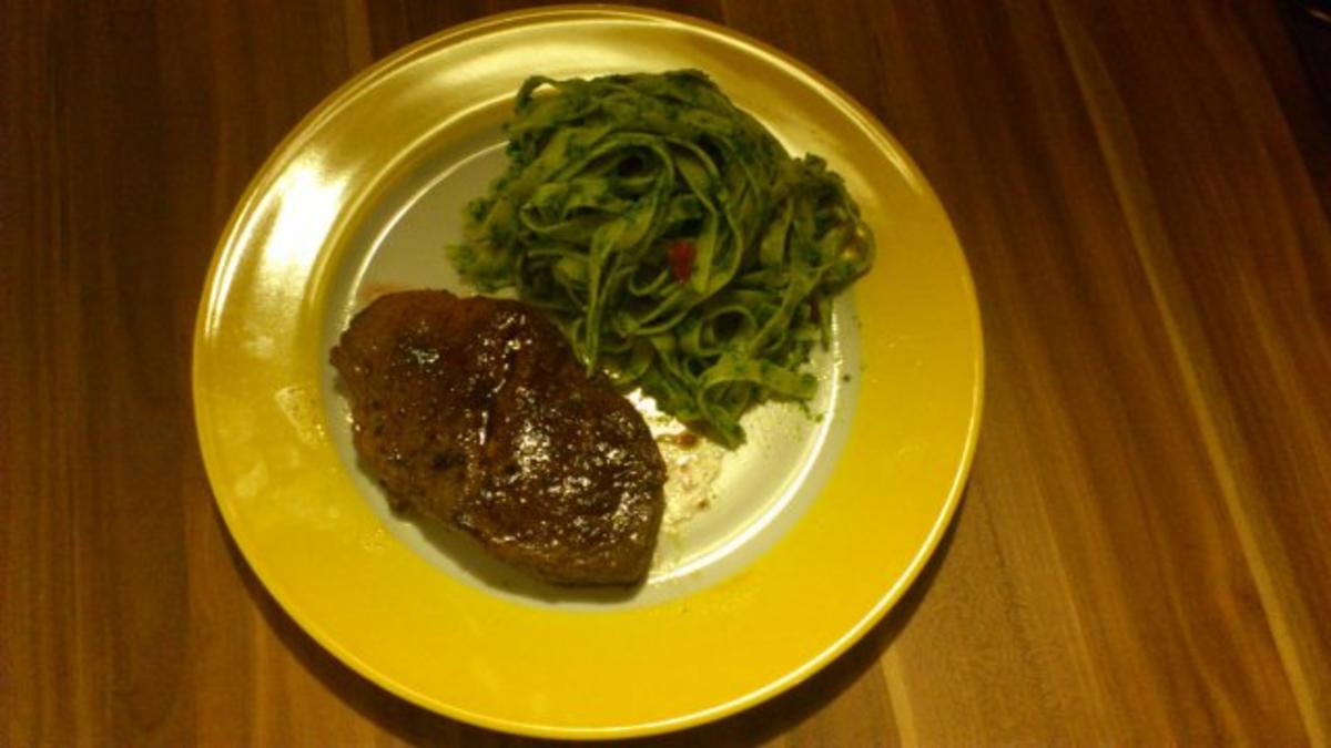 Tagliatelle mit Petersilienpesto zu Steaks vom Jungbullen - Rezept ...