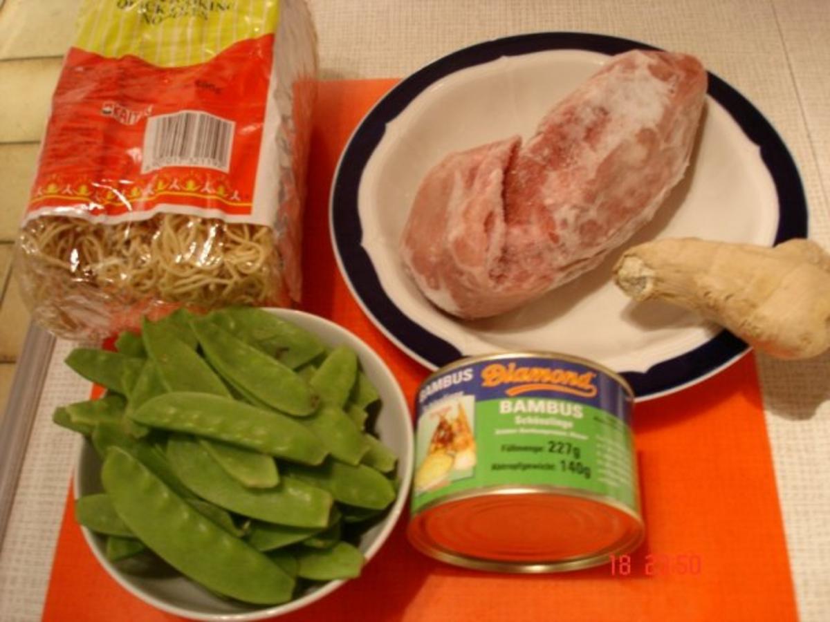 Schweinefilet mit chinesischen Mie-Nudeln, Zuckerschoten und Bambus - Rezept - Bild Nr. 2
