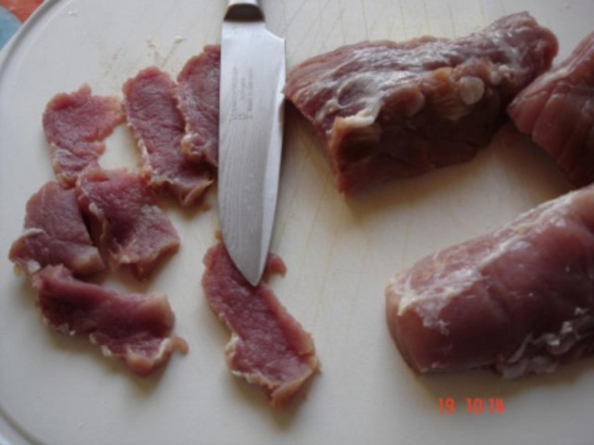 Schweinefilet mit chinesischen Mie-Nudeln, Zuckerschoten und Bambus - Rezept - Bild Nr. 3