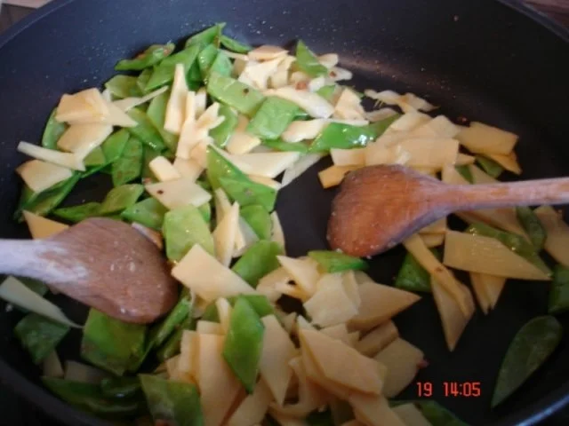 Schweinefilet mit chinesischen Mie-Nudeln, Zuckerschoten und Bambus - Rezept - Bild Nr. 8