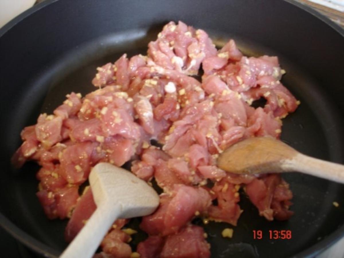 Schweinefilet mit chinesischen Mie-Nudeln, Zuckerschoten und Bambus - Rezept - Bild Nr. 7
