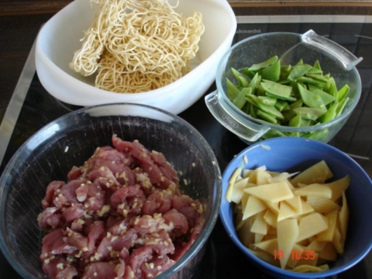 Schweinefilet mit chinesischen Mie-Nudeln, Zuckerschoten und Bambus - Rezept - Bild Nr. 6