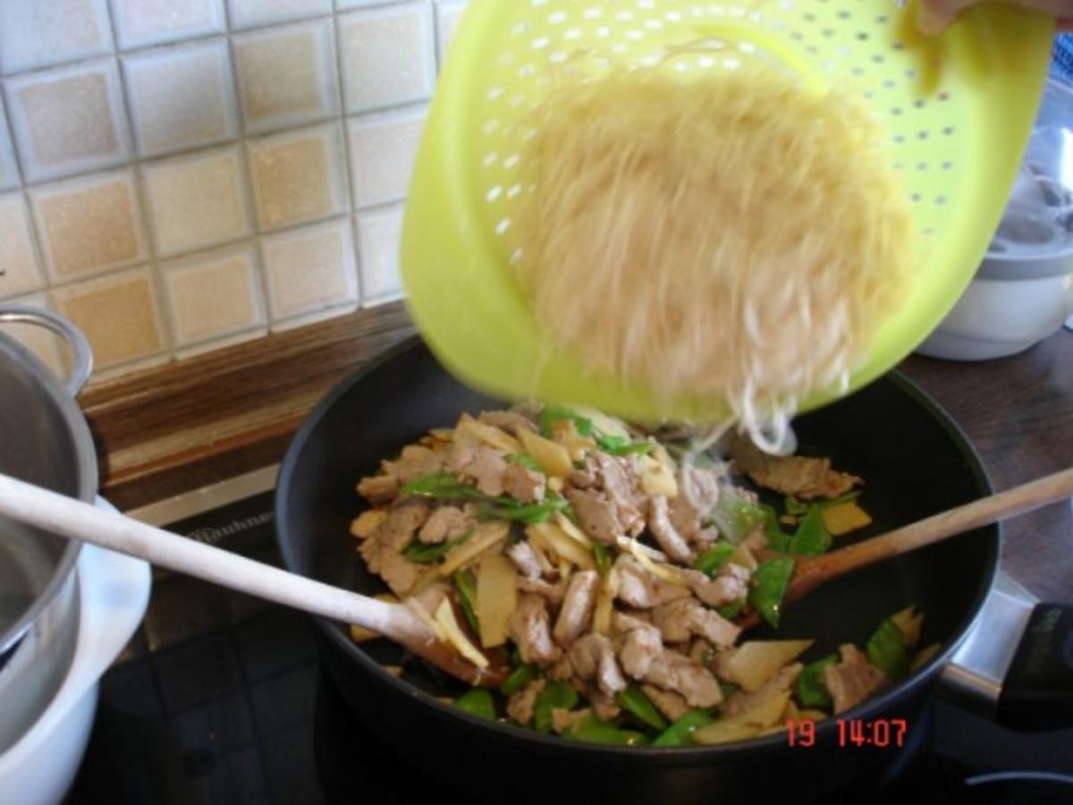 Schweinefilet mit chinesischen Mie-Nudeln, Zuckerschoten und Bambus - Rezept - Bild Nr. 9