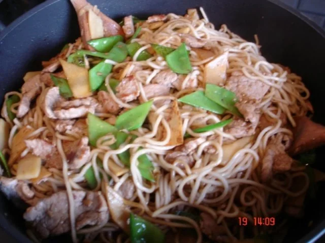 Schweinefilet mit chinesischen Mie-Nudeln, Zuckerschoten und Bambus - Rezept - Bild Nr. 10