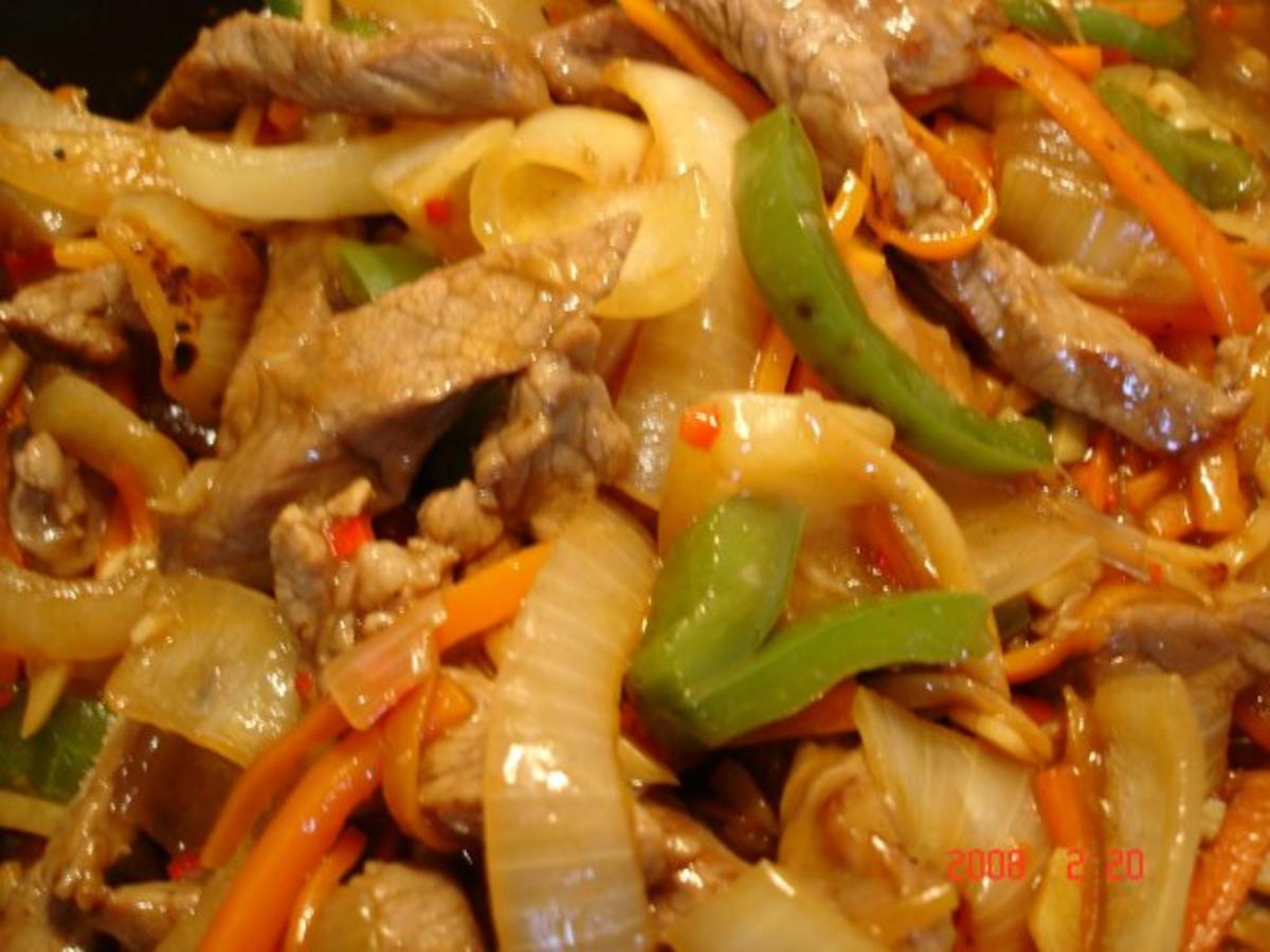 Rindfleisch mit Paprika, Bambus und Zwiebeln-scharf - Rezept