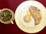 Zigeunerbraten mit Klößen und Bohnen-Gurken-Salat (Brigitte Grothum) - Rezept