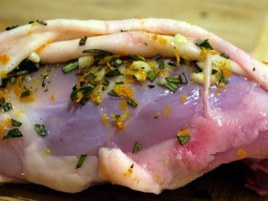 Pikant-fruchtige Hähnchenkeulen mit scharfen Polentaschnitten - Rezept - Bild Nr. 6