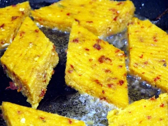 Pikant-fruchtige Hähnchenkeulen mit scharfen Polentaschnitten - Rezept - Bild Nr. 11