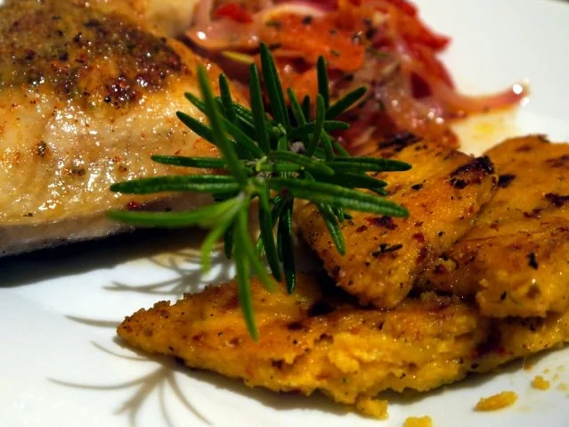 Pikant-fruchtige Hähnchenkeulen mit scharfen Polentaschnitten - Rezept